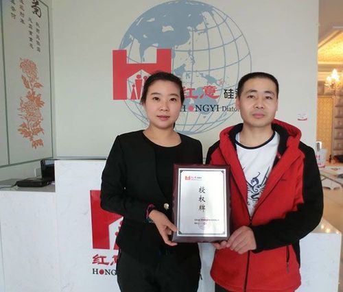 紅意硅藻泥銷售經理(左)為吉林省松原市代理商(右)頒發授權牌